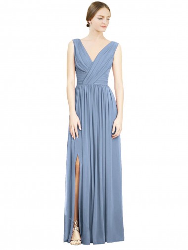 Site de Comprimento Chão Sem Mangas Chiffon Azul Empoeirado Linha A Sem Mangas Longo Decote V Vestidos de Madrinha