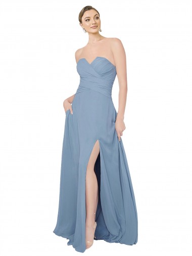 Site de Comprimento Chão Sem Mangas Chiffon Azul Empoeirado Linha A Sem Mangas Sem alças Vestidos de Festa / Vestidos de Madrinha