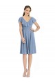 Site de Comprimento Joelho Mangas Curtas Chiffon Azul Empoeirado Linha A Vestidos de Madrinha