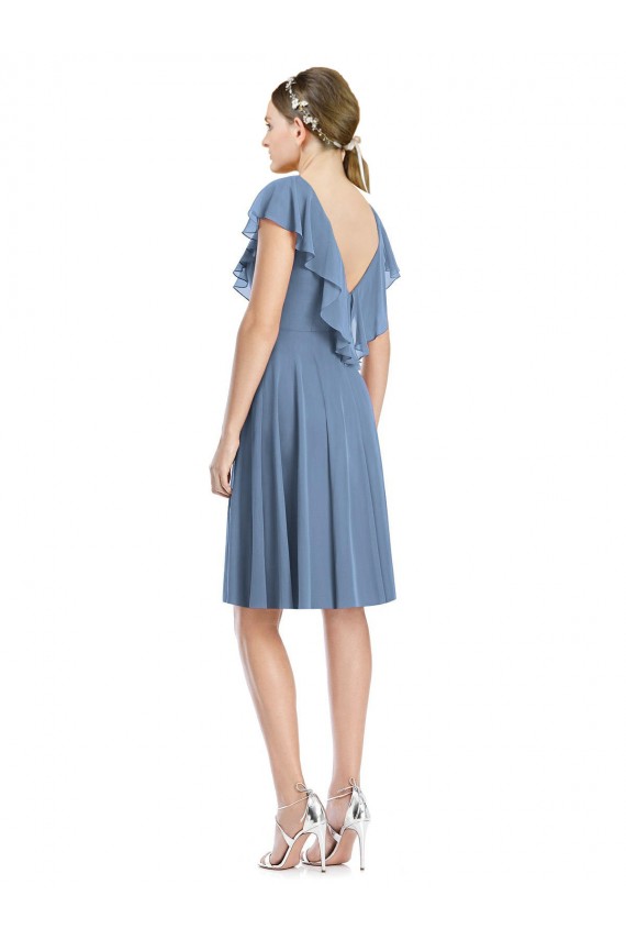 Site de Comprimento Joelho Mangas Curtas Chiffon Azul Empoeirado Linha A Vestidos de Madrinha