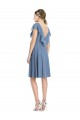 Site de Comprimento Joelho Mangas Curtas Chiffon Azul Empoeirado Linha A Vestidos de Madrinha
