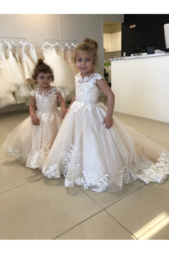 Site de Comboio Capela Sem Mangas Tule & Renda Marfim Vestido de Baile Sem Mangas Barco Longo Costas em V Vestidos para Meninas de Flores
