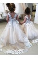 Site de Comboio Capela Sem Mangas Tule & Renda Marfim Vestido de Baile Sem Mangas Barco Longo Costas em V Vestidos para Meninas de Flores