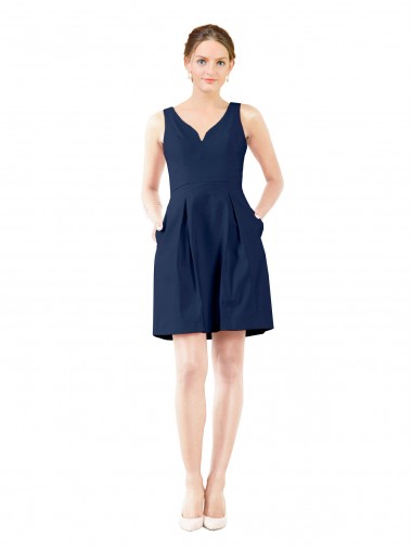 Site de Comprimento Joelho Sem Mangas Cetim Marinha Negra Linha A Sem Mangas Decote V Vestidos de Madrinha / Vestidos de Cocktail / Vestidos de Homecoming